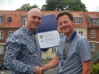 Torsdag aften modtog Ringsted Festivals leder Anders Sørensen (tv) Rotarys højeste udmærkelse, den såkaldte Paul Harris Fellow. Den blev overrakt af Christian Sig Jensen, præsident for Ringsted Sct. Bendts Rotaryklub. Foto: Ringsted Sct. Bendts Rotaryklub