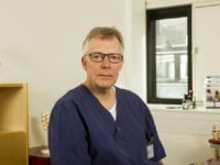 Hvordan passer man egentlig bedst på sin ryg? Det har Karsten Thomsen, specialeansvarlig overlæge for rygkirurgi hos Aleris-Hamlet Hospitaler, en række bud på. Foto: PR.
