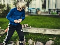 Forældre skal huske på, at for børn kan eventyret sagtens starte lige uden for hoveddøren. Sådan lyder et af flere råd fra Spejderne. Fotograf: Jeppe Carlsen.