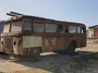 Den fundne danske Triangel-bus efter aflæsningen på Sporvejsmuseet. Bussens undervogn har det heldigvis bedre end karosseriet. Foto: Michael Jensen.