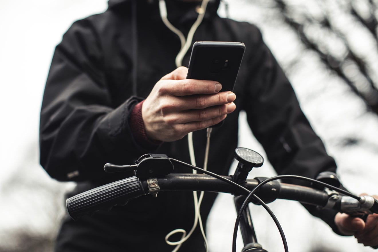 Hver tredje cyklist bruger mobilen
