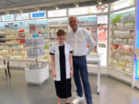 En stolt og glad apoteker Jørgen Moestrup her sammen med Simone. Foto: Ringsted Apotek