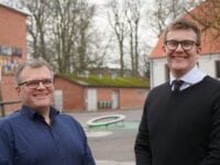 Thomas Vangsaa og Andreas Karlsen i Valdemarskolens skolegård. Pressefoto.