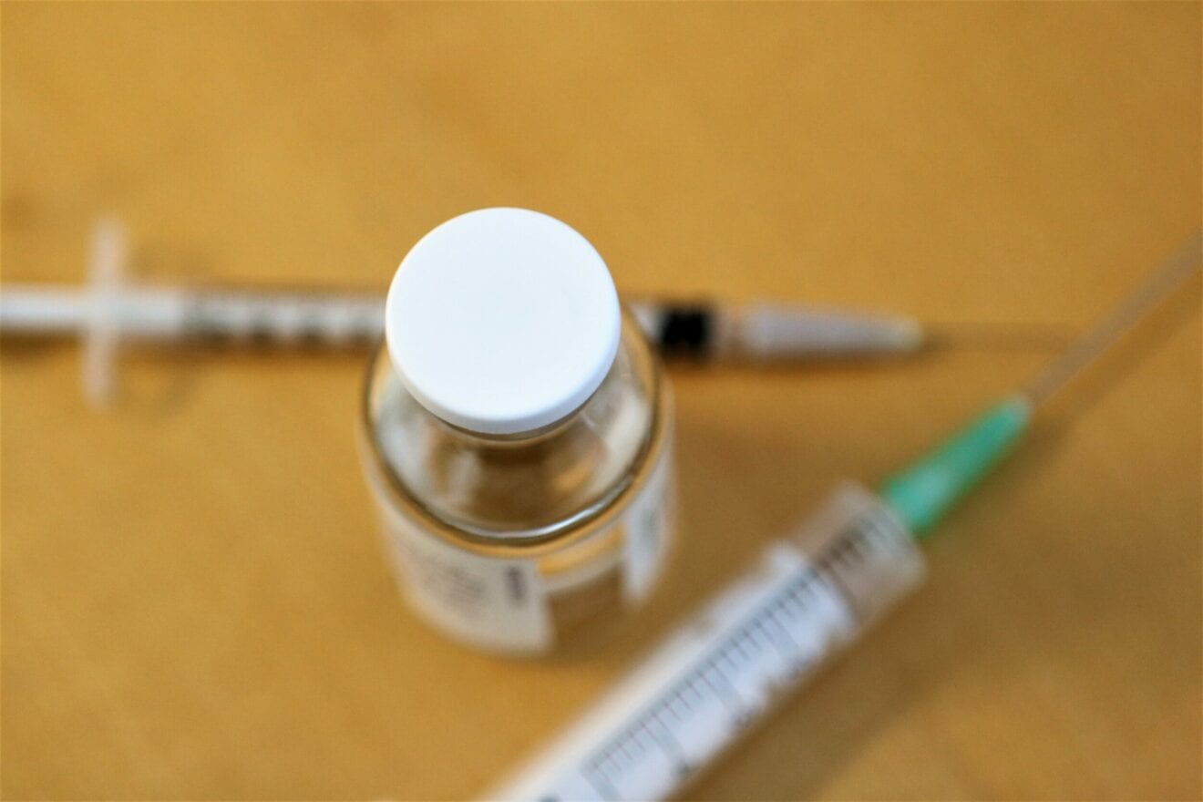 Vaccination med COVID-19 sættes på pause