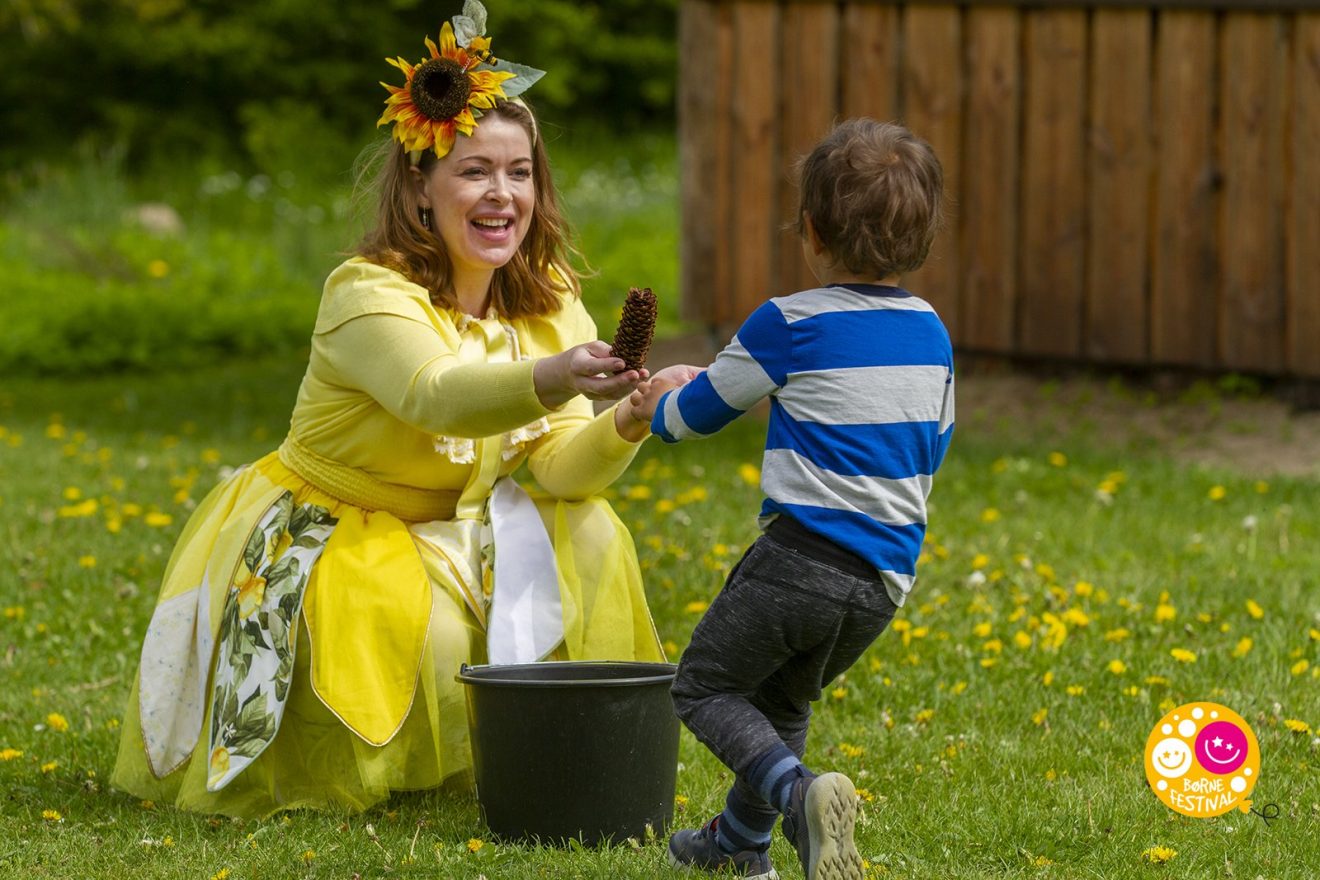 Line Solsikke lærer børn i Ringsted om biodiversitet gennem leg og læring forud for Ringsted Børnefestival