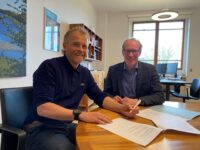 Foto: Flemming Pedersen, direktør for IKA Ringsted, og borgmester Henrik Hvidesten underskriver en fornyet driftsaftale for de næste tre år.