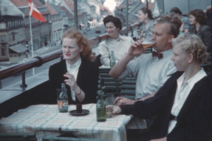 Udeservering med udsigt på Casinos altan. Klip fra Turistforeningens Ringstedfilm. Foto: Museum Vestsjælland.