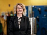 Kit Rommel skal medvirke til planlægning og koordinering med sine kolleger i salgsafdelingen og produktionen, fabrikkens underleverandører og indkøberne hos maskinfabrikkens kunder, sådan at kundernes ordrer bliver rettidigt leveret og faktureret. Foto må frit benyttes ved omtale af navnenyheden.